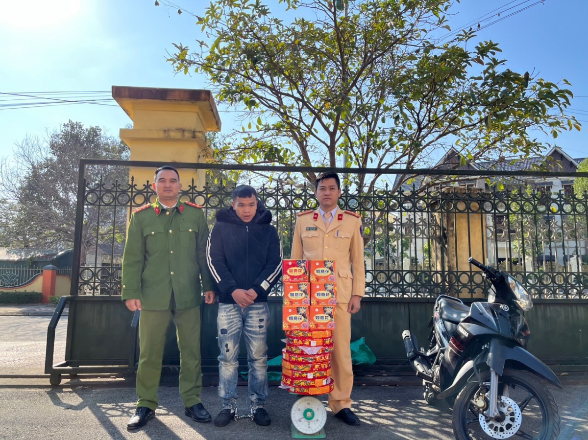 Bắt quả tang thanh niên mua 21kg pháo nổ “chơi Tết”