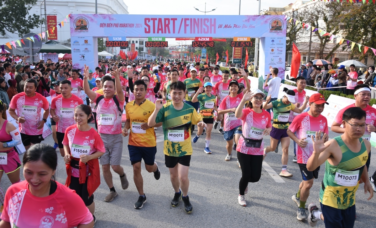 Hàng nghìn người tham gia Giải chạy Điện Biên Phủ Marathon 2024