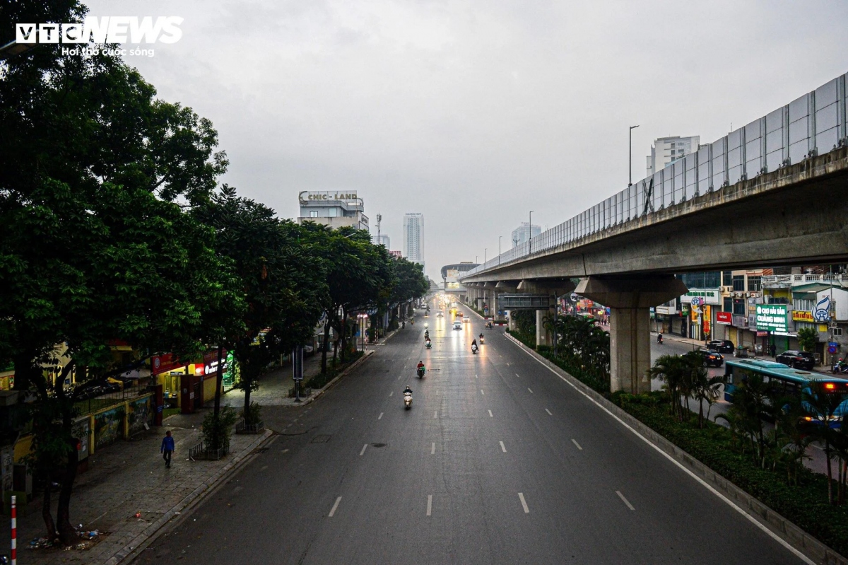 Đường phố Hà Nội vắng vẻ, thanh bình ngày đầu năm mới 2024