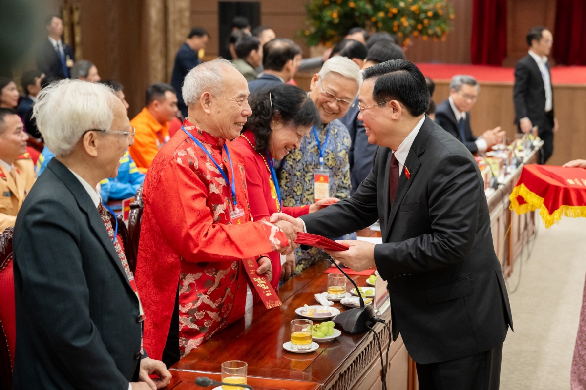 Chủ tịch Quốc hội thăm, chúc Tết Đảng bộ, chính quyền và nhân dân Hà Nội