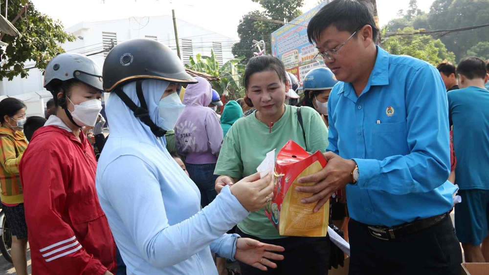 Hơn 6.200 công nhân lao động Bình Dương làm việc xuyên Tết