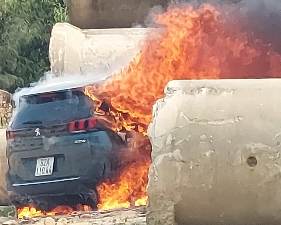 Xe ô tô 7 chỗ bốc cháy, một người tử vong