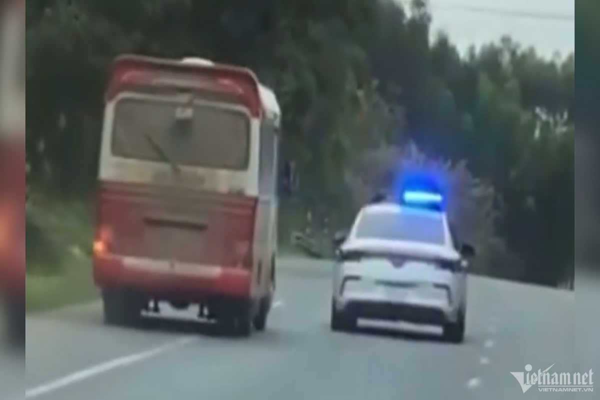 Tài xế xe khách chạy quá tốc độ, tông ô tô của cảnh sát