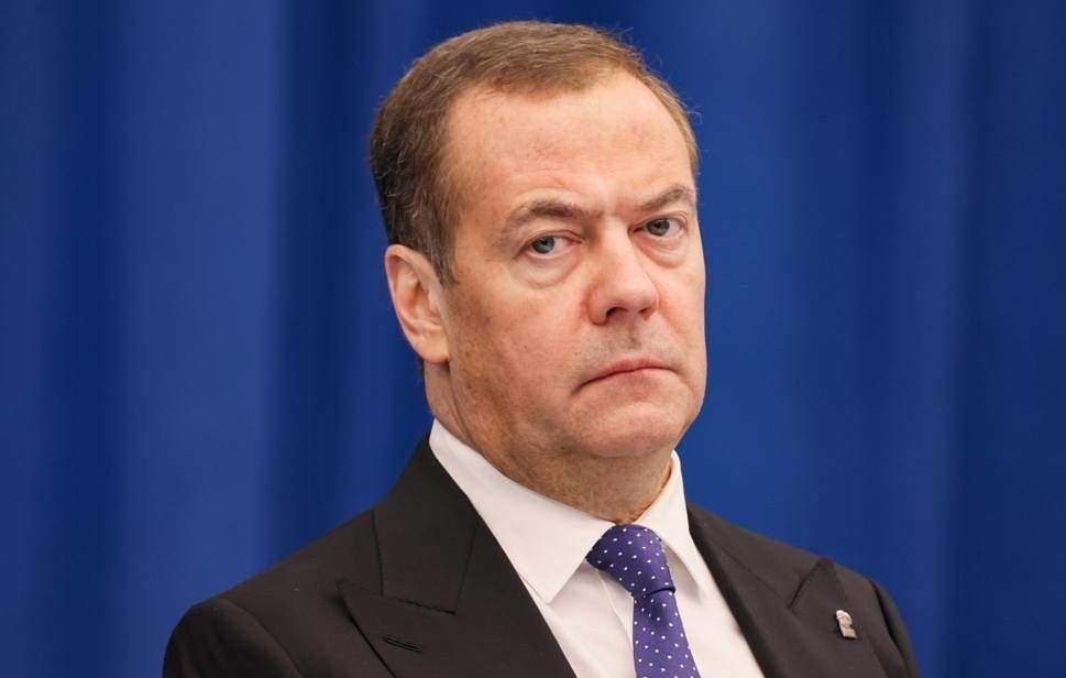 Cựu Tổng thống Nga Medvedev nói phương Tây muốn "thanh lý" ông Zelensky