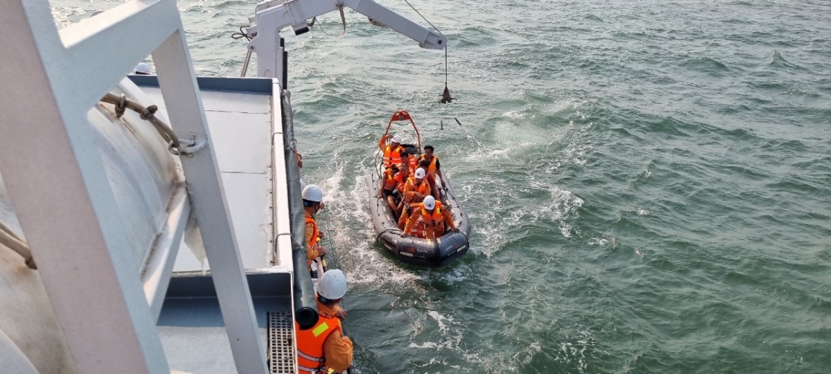 Tàu SUNRINE bị chìm trên cửa biển Ba Lạt, 10 thuyền viên gặp nạn