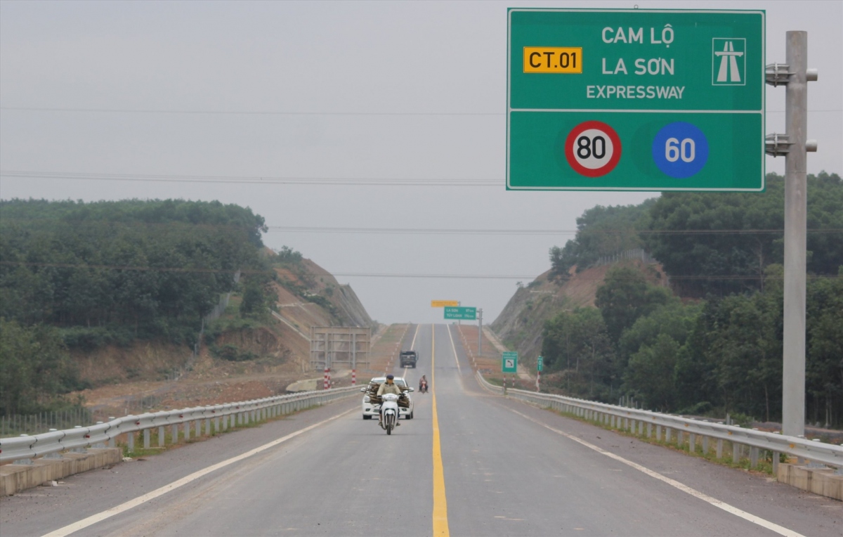 Phê duyệt chủ trương mở rộng 65km cao tốc La Sơn - Hòa Liên