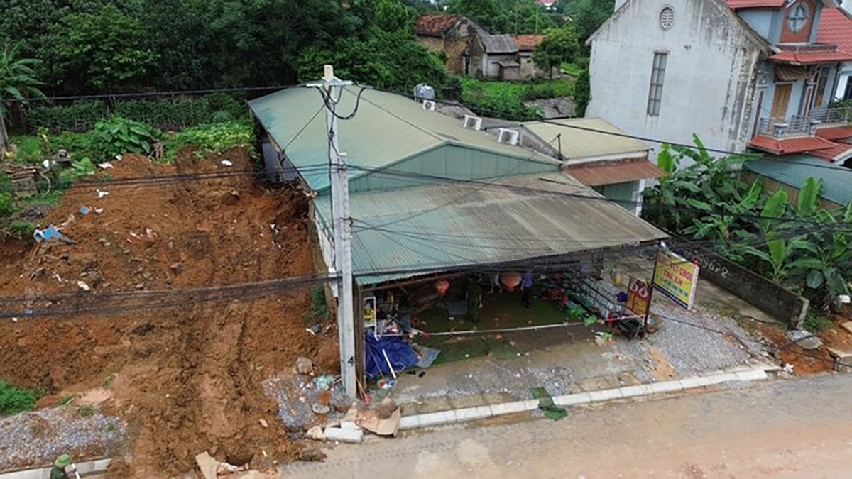 Người dân kể phút xóm làng đội mưa đào bới, tìm 3 cháu nhỏ trong đống đổ nát