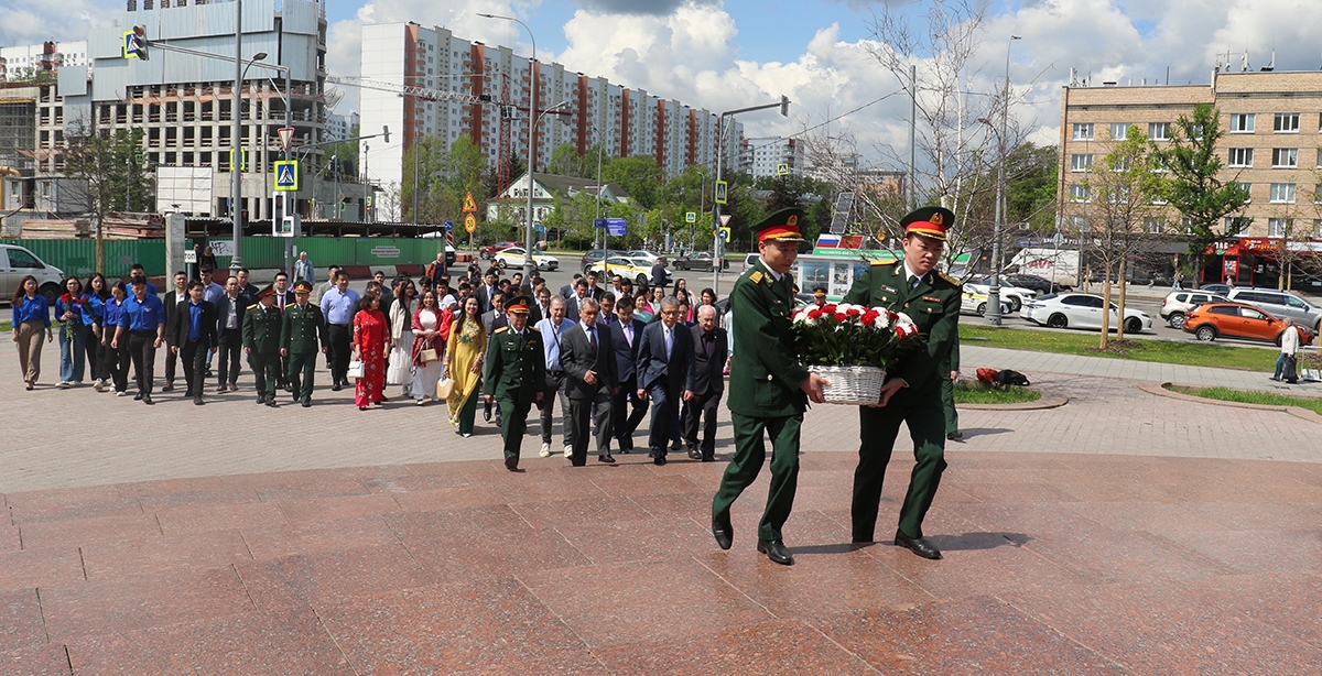 ĐSQ Việt Nam tại Nga dâng hoa nhân ngày sinh Chủ tịch Hồ Chí Minh