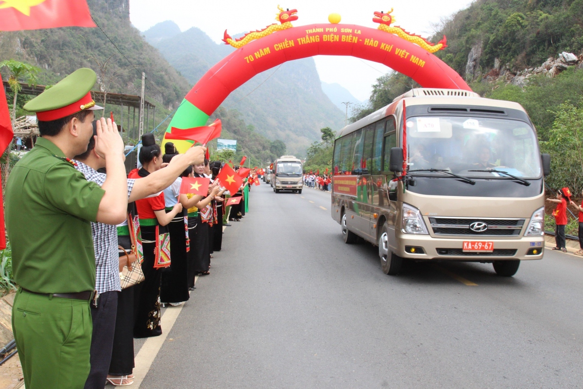 Người dân Sơn La chào đón đoàn diễu binh, diễu hành hoàn thành nhiệm vụ trở về