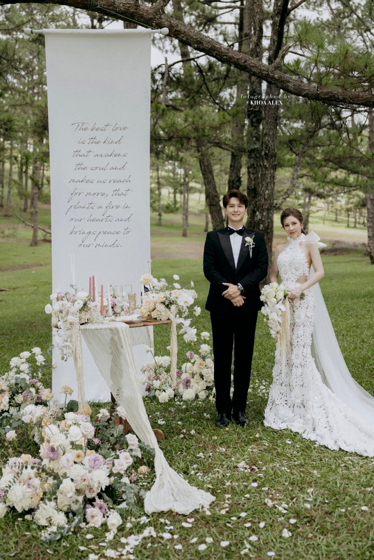 Ảnh cưới ngọt ngào của Huỳnh Anh và vợ MC hơn 6 tuổi