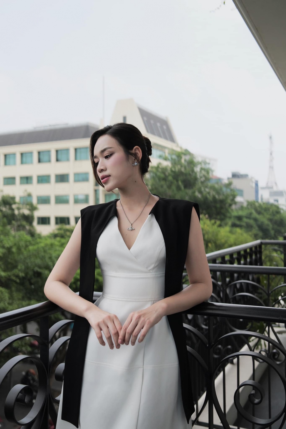 Thời trang "nữ tổng tài" của Hoa hậu Đỗ Thị Hà khi lấn sân kinh doanh