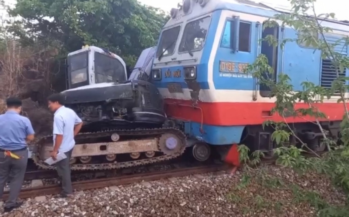 Tàu hỏa SP10 tông vào máy xúc ở Bình Thuận