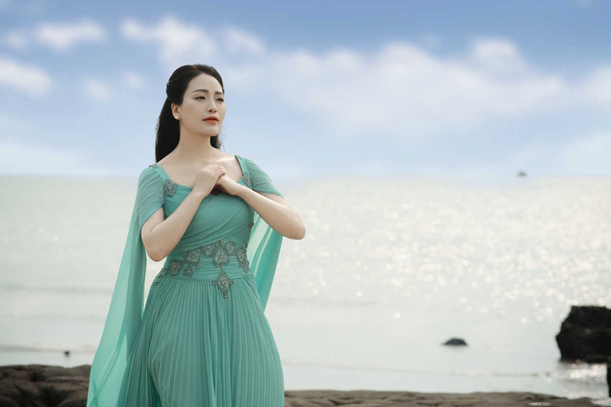 Huyền Trang gây ngạc nhiên với MV nhạc trữ tình “Chỉ biết yêu anh”