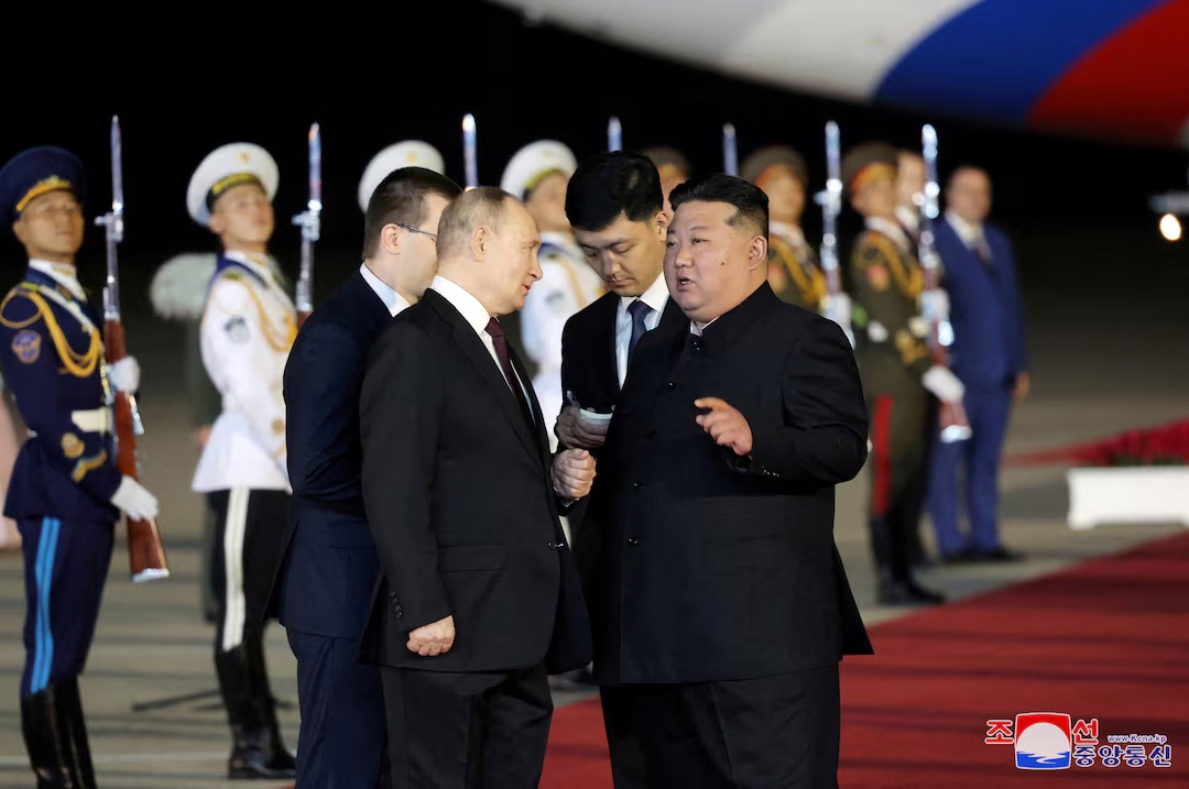 Nhà lãnh đạo Triều Tiên Kim Jong-un đón Tổng thống Nga Putin tại sân bay