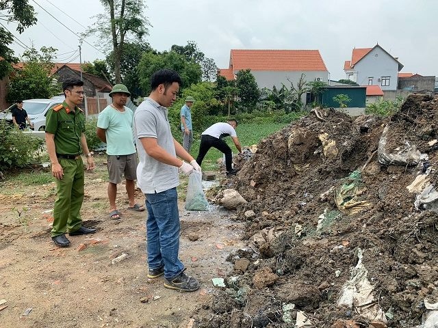 Khởi tố 3 đối tượng chôn lấp hơn 400 tấn chất thải gây ô nhiễm môi trường