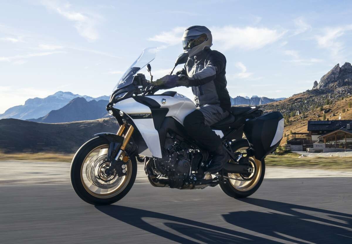 Yamaha cập nhật công nghệ xe máy mới: Sang số chỉ bằng nút gạt và nút bấm