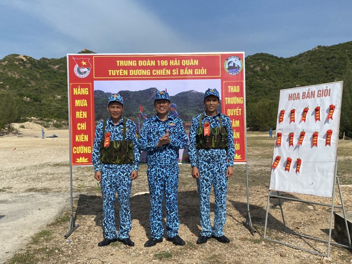 Trung đoàn tàu ngầm 196 Hải quân tổ chức kiểm tra bắn đạn thật