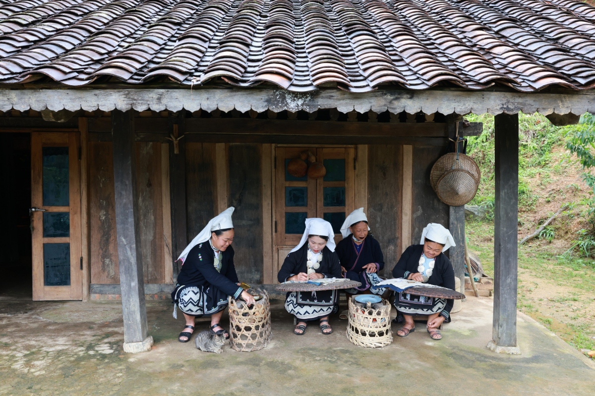 Độc đáo hoa văn sáp ong của những cô gái Dao Tiền