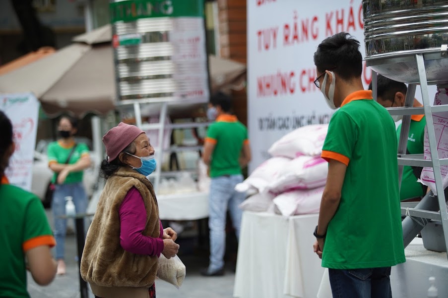 Câu chuyện rớt nước mắt của những người nghèo đội mưa nhận gạo từ thiện