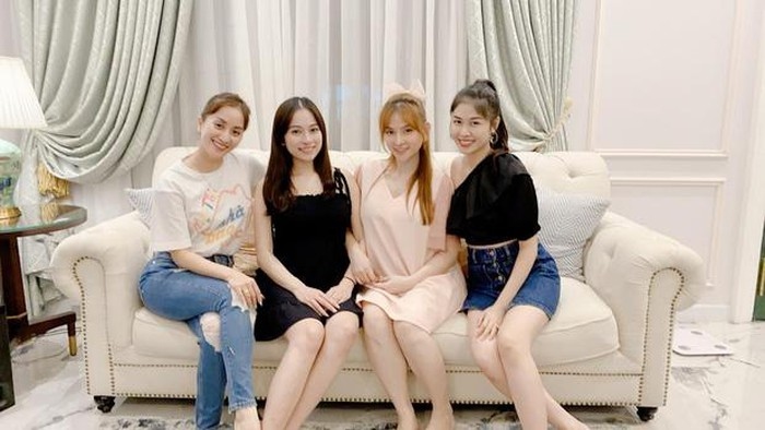 Khánh Thi, Thu Thủy, Dương Khắc Linh tụ họp tại nhà Đăng Khôi