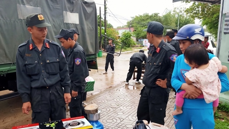 Tiểu đoàn CSCĐ Phú Quốc giúp người dân tránh giông lốc, triều cường