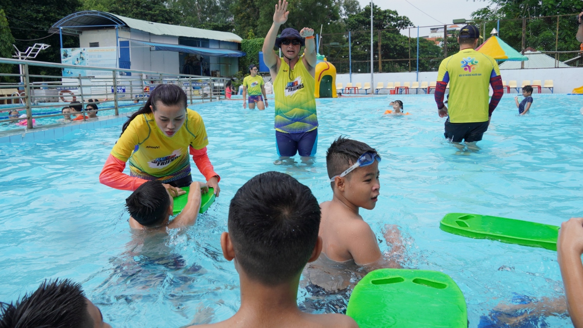 Lớp dạy bơi miễn phí cho trẻ em cơ nhỡ ở TPHCM