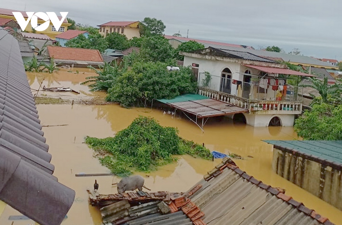 Khẩn trương sơ tán dân khỏi vùng nguy hiểm và chuyển hàng cứu trợ đến vùng lũ miền Trung