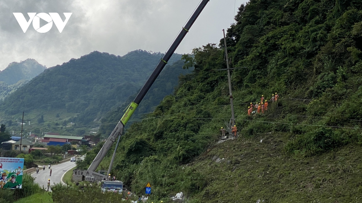 Đá lăn gãy cột đường dây 110kV tại Sơn La