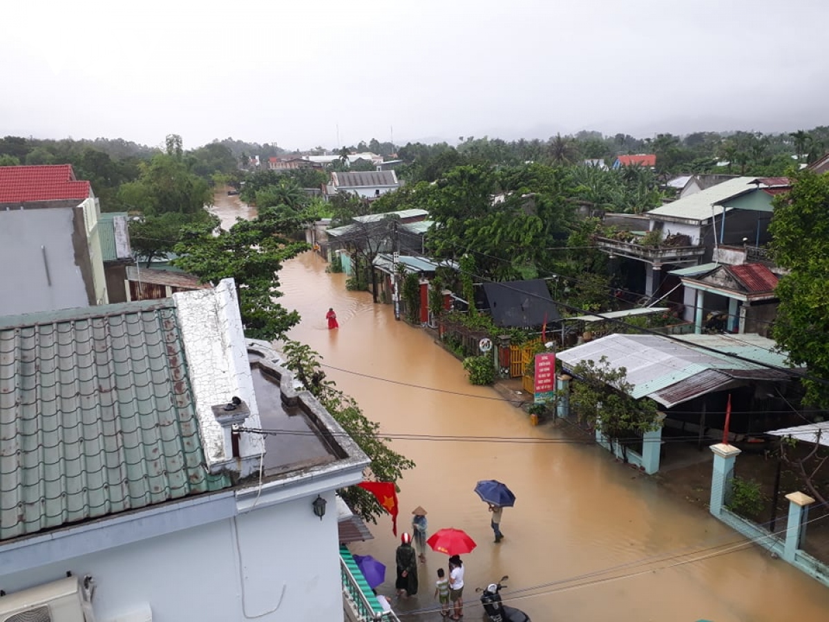 Người dân vùng "rốn lũ" miền Trung tiếp tục gồng mình chống chọi với lũ dữ