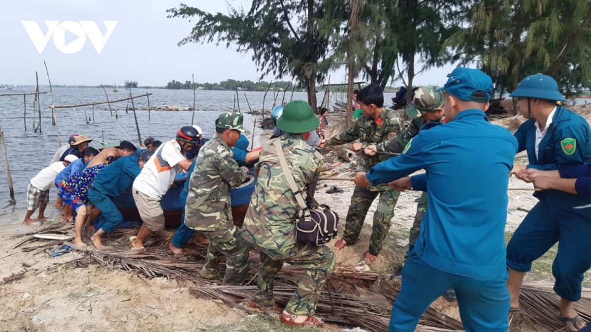 Ảnh: Người dân miền Trung khẩn trương sơ tán tránh bão số 9