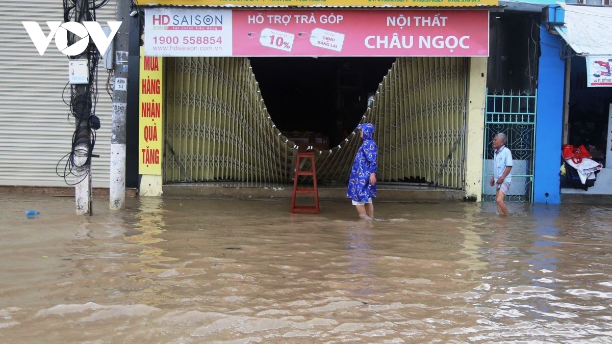 Miền Trung ngập lụt chia cắt nhiều nơi, giao thông ách tắc