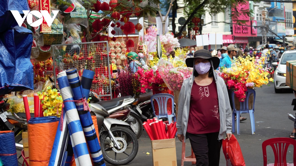 Hàng trang trí Tết ở TPHCM hút khách mua