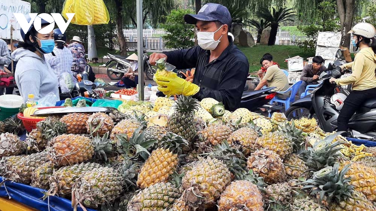 Nắng nóng, giá nhiều loại trái cây tăng cao