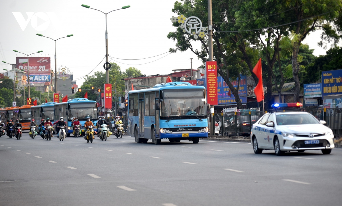 CSGT Hà Nội dẫn đoàn người từ phía Nam về quê đi qua Thủ đô