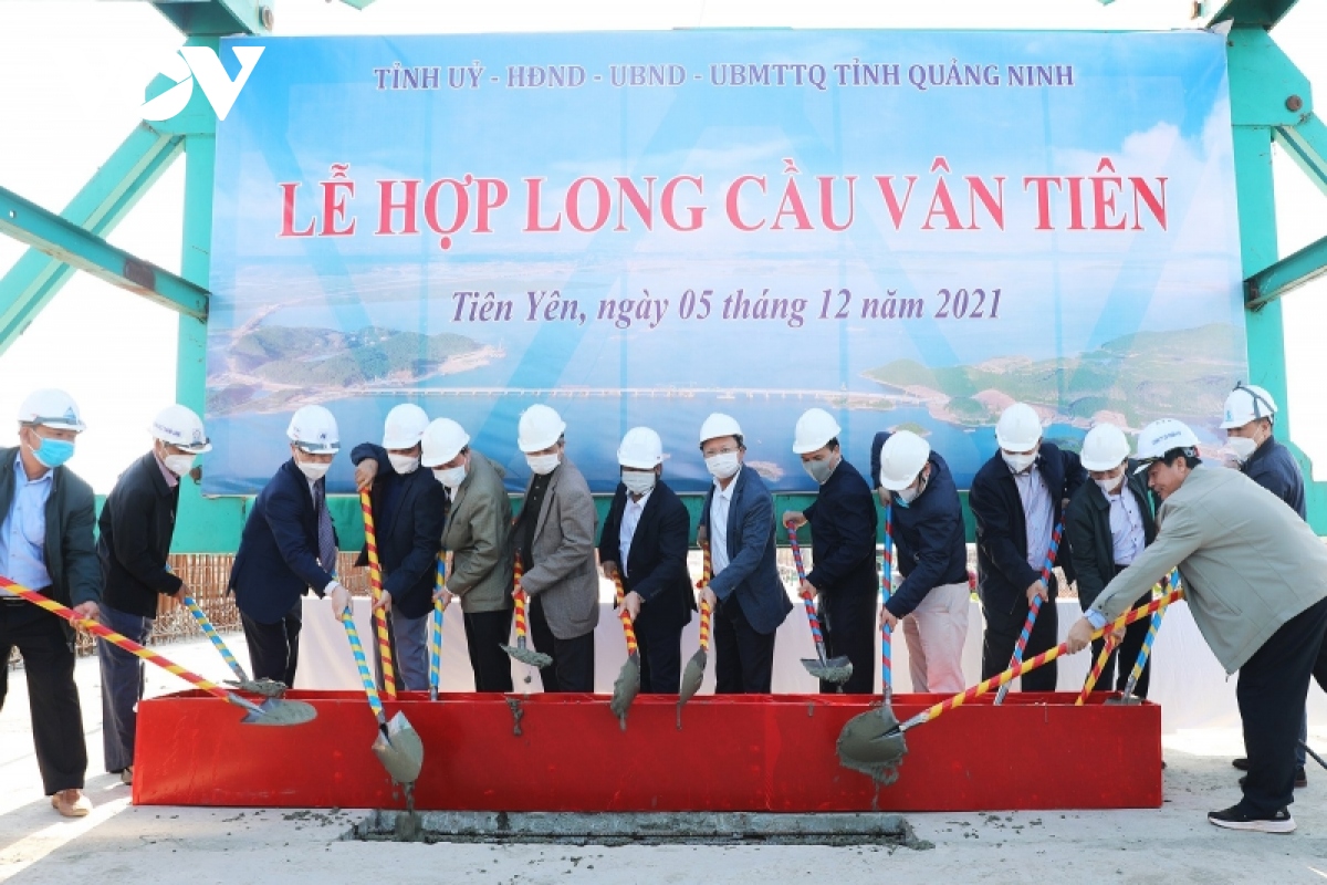 Hợp long cây cầu dài nhất trên tuyến cao tốc Vân Đồn - Móng Cái