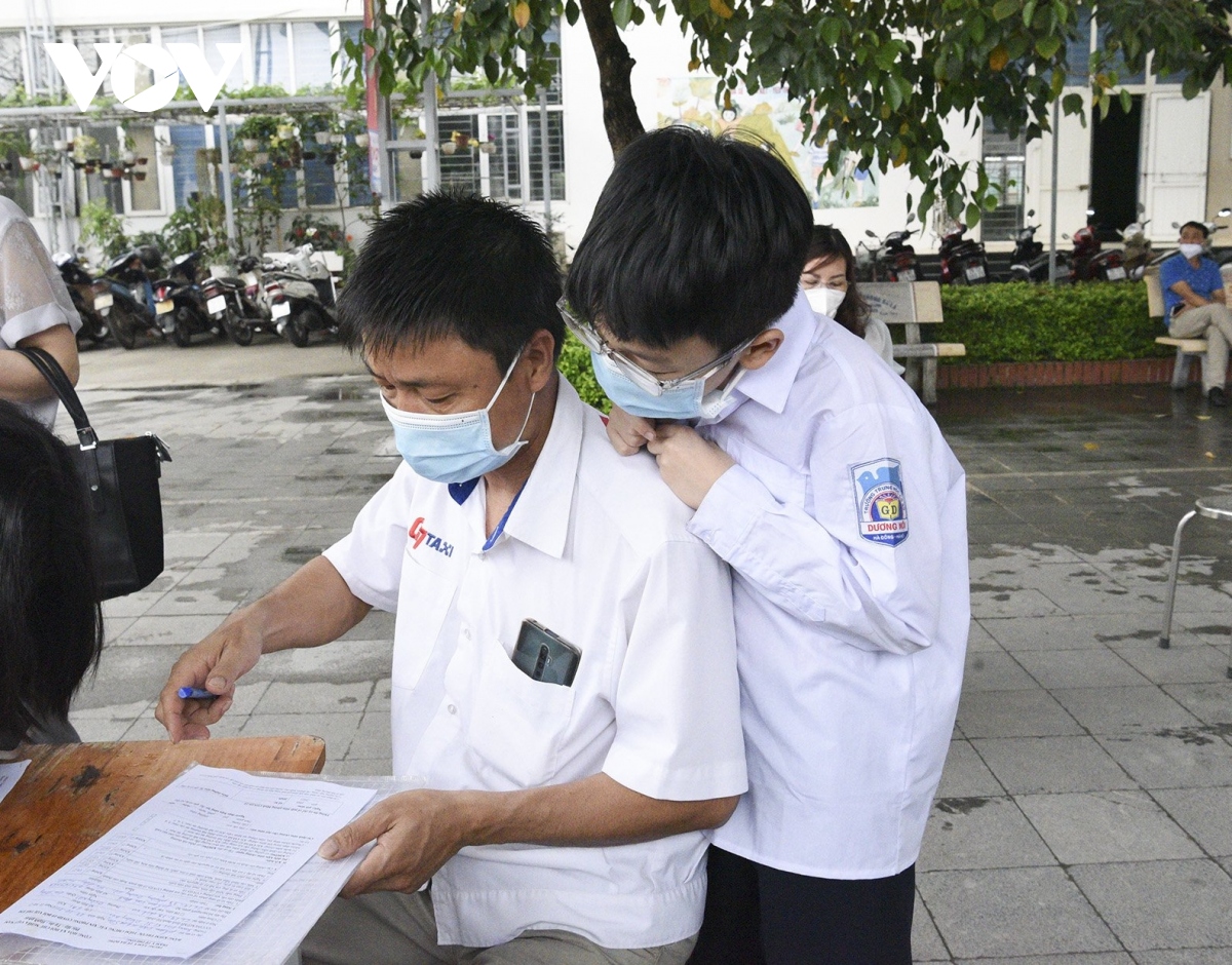 Phụ huynh Hà Nội chuẩn bị gì cho trẻ lớp 6 đi tiêm vaccine COVID-19?