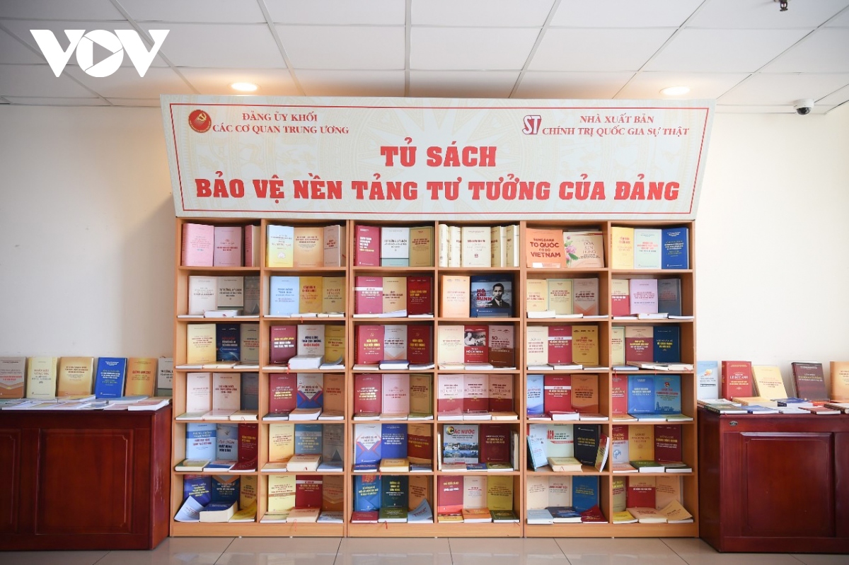 Giới thiệu, trưng bày Tủ sách Bảo vệ nền tảng tư tưởng của Đảng và Tủ sách Chi bộ điện tử