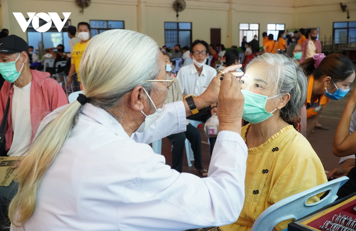 Bác sĩ Việt Nam thăm khám bệnh, phát thuốc cho người dân khó khăn tại Vientiane, Lào