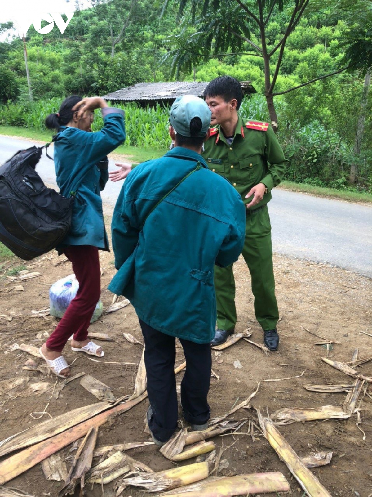 Chiến sĩ Công an xã giúp người khuyết tật về nhà an toàn trước cơn dông