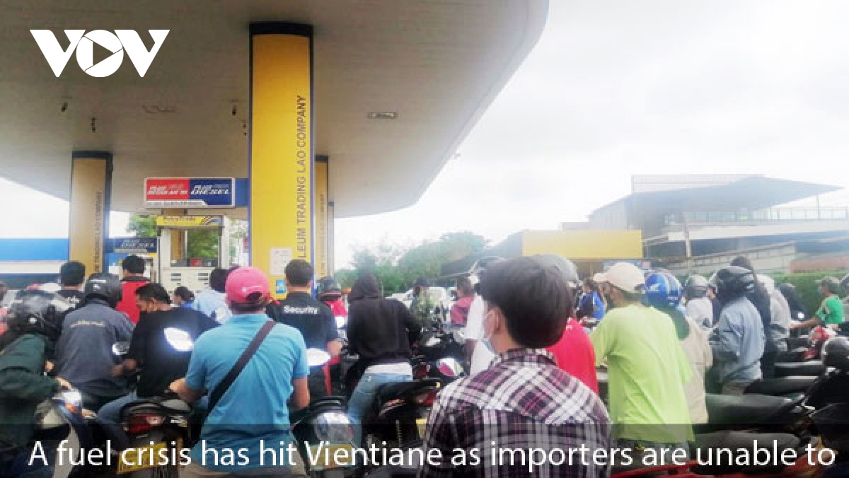 Nhiều trạm xăng dầu ở Lào đóng cửa, dân xếp hàng chờ mua xăng