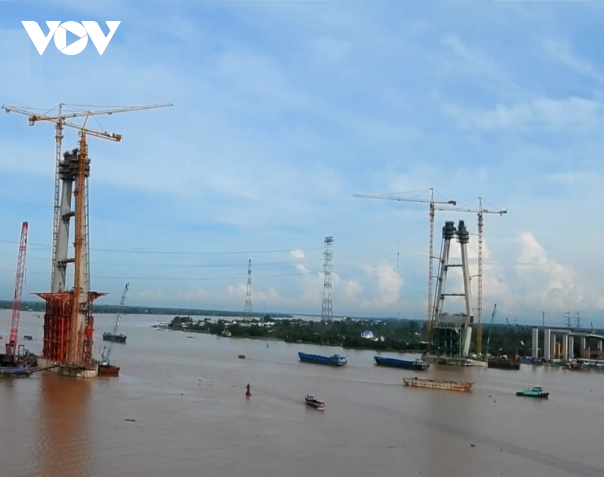 Công trình cầu Mỹ Thuận 2 đang lộ diện