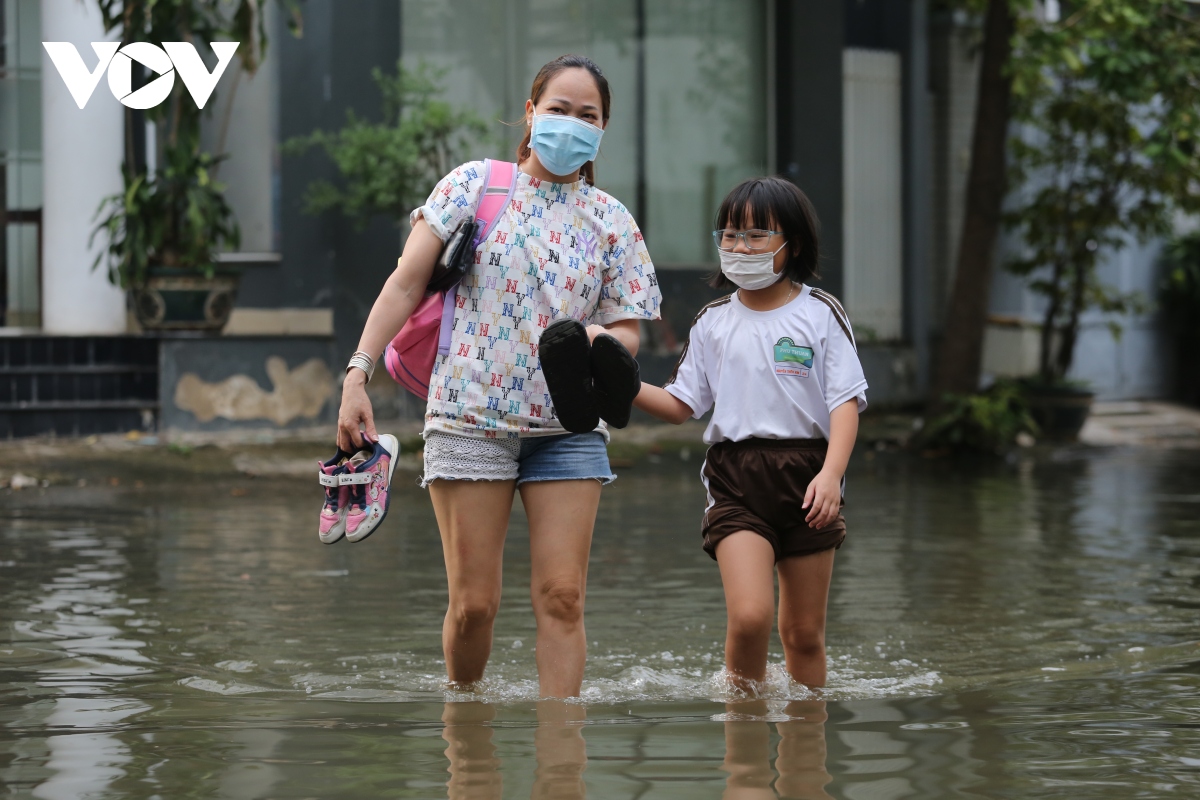 Khu dân cư tại TP.HCM ngập sâu do triều cường