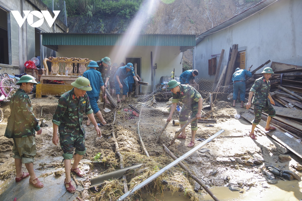 Người dân bị lũ quét: "Chúng tôi không chết đói nhờ có các chú bộ đội cứu trợ"