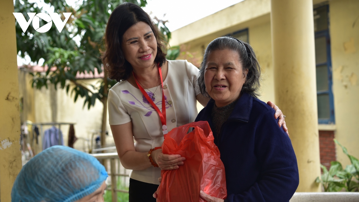 Những cụ bà nương tựa vào nhau “sống giữa yêu thương”