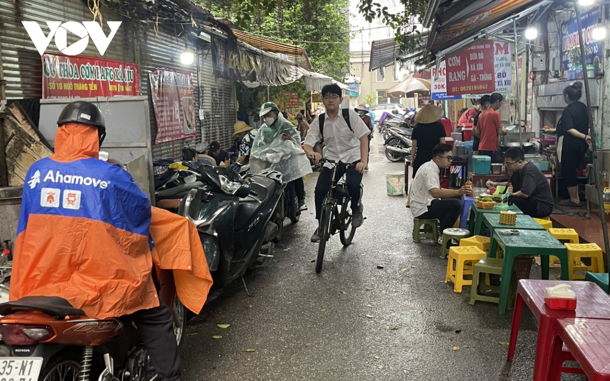 Nhiều hàng quán ở Hà Nội dựng mái che "đánh dấu lãnh địa" để kinh doanh trên vỉa hè