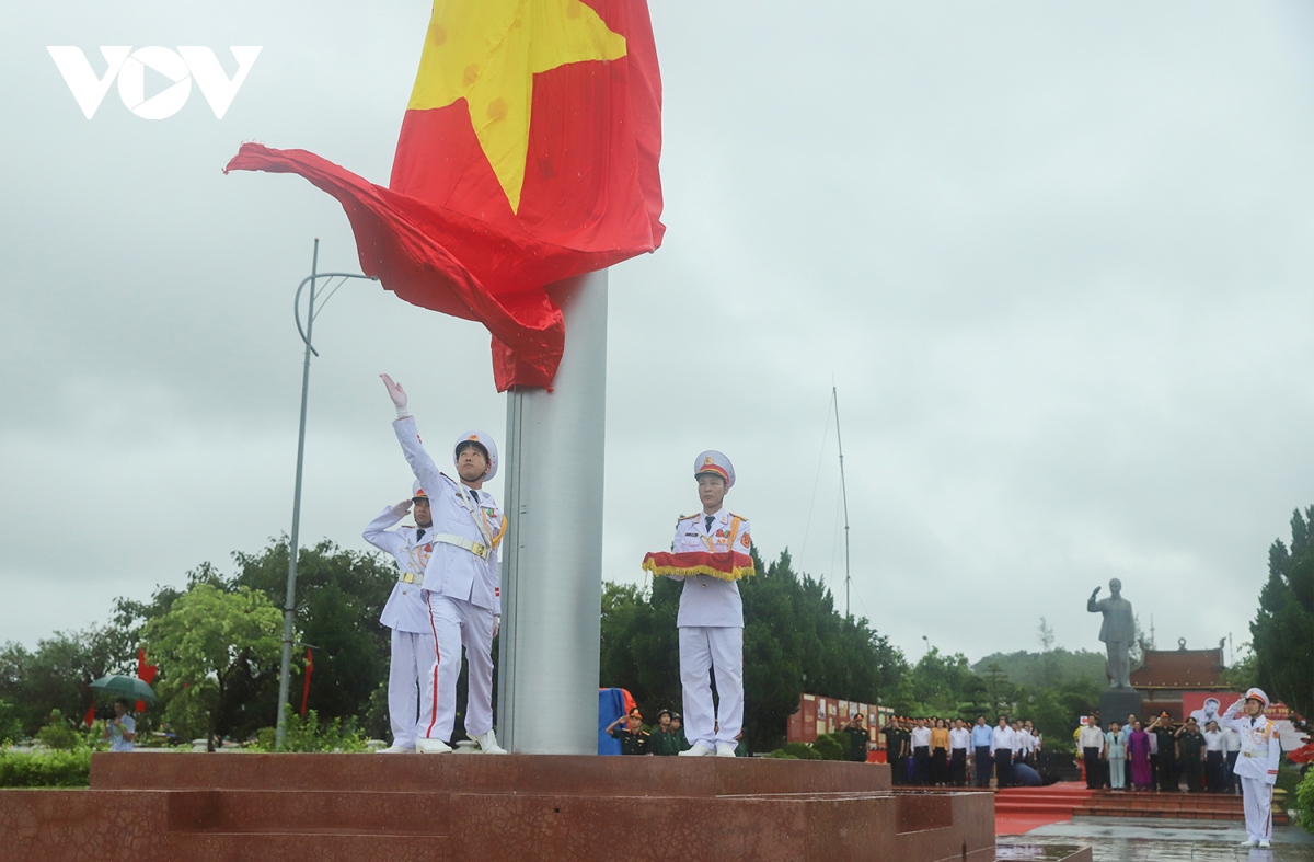 Chuyện về lá cờ Tổ quốc từ Lăng Bác tới đảo tiền tiêu Cô Tô