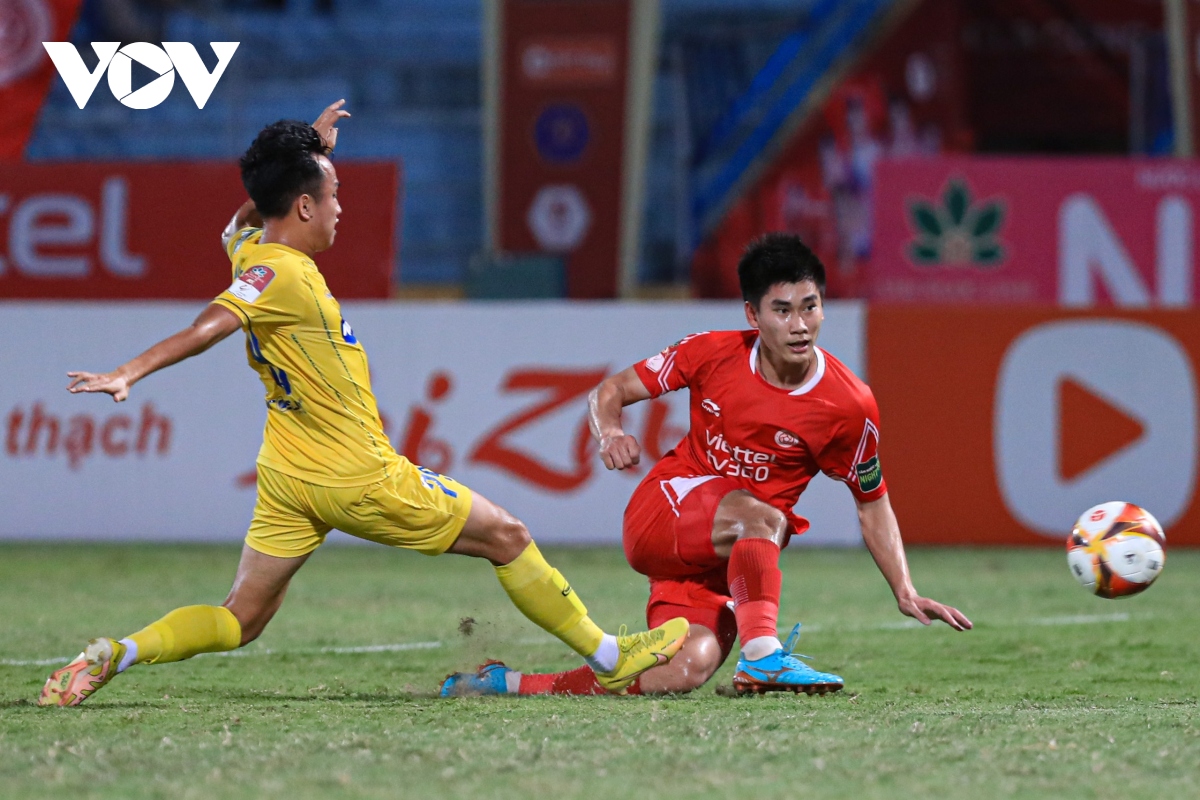 Nhâm Mạnh Dũng bật khóc khi ghi bàn trong trận Viettel FC 3-0 SLNA