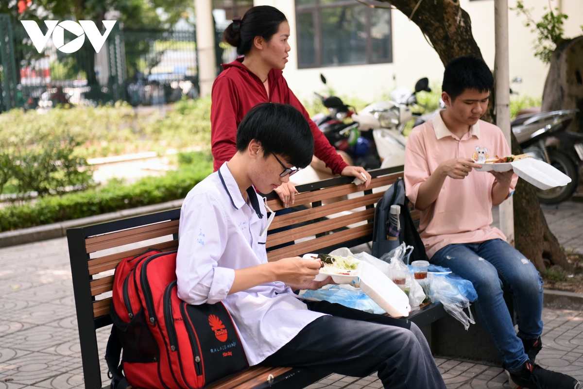 Trăm kiểu phụ huynh phục vụ sĩ tử ăn, ngủ, nghỉ sau buổi thi chuyên Sư phạm