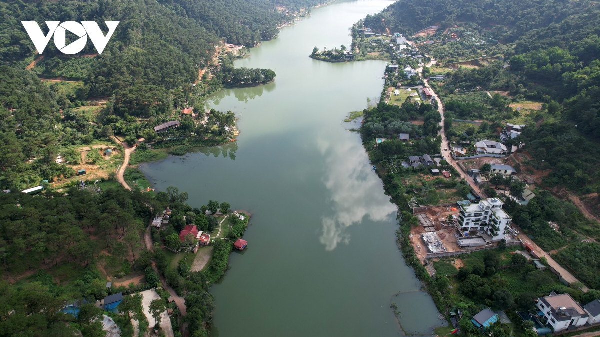 Hồ Đồng Đò ngổn ngang công trình vi phạm, chính quyền xử lý lúng túng