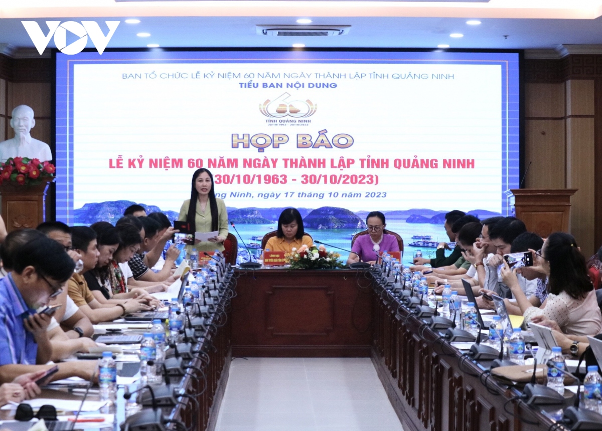 Bắn pháo hoa tầm cao chào mừng 60 năm Ngày thành lập tỉnh Quảng Ninh
